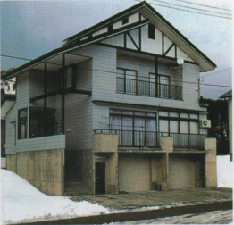 落雪式屋根・高床式の家.png